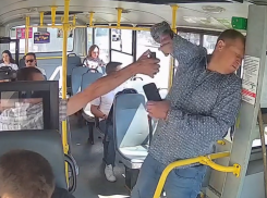 Спасибо, что не нож в спину: нападение на пассажира автобуса попало на видео в Воронеже
