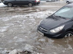 Как из фильма «Титаник»: машины начали массово «тонуть» на одном участке дороги в Воронеже