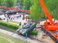 Образец мощнейшего советского танка установили на площади под Воронежем