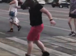 Мужчина с головой коня и на лыжах переходил дорогу в Воронеже 