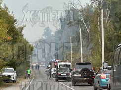 Встали намертво: одну улицу перекрыли из-за пожара под Воронежем
