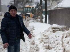 В Воронеже трактор коммунальщиков превратил забор дома в гармошку