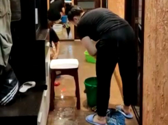 Мощный потоп в квартире из-за ливня записали на видео в Россоши Воронежской области