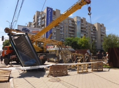 В Воронеже на улице Кирова свалился подъёмный кран