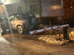 Скорая не проедет: воронежцев волнует закрытый шлагбаум во дворе