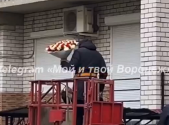 Высокие чувства: воронежец сделал необычный сюрприз возлюбленной с помощью подъемника