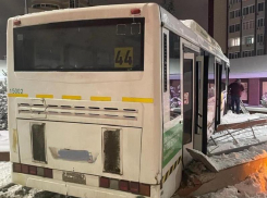 Автобус №44 с пассажирами внутри вылетел с дороги у остановки Манежной в Воронеже