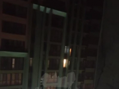 Опасное развлечение подростков ночью попало на видео в Воронеже