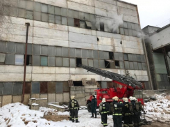Опубликованы фото с места пожара, поднявшего по тревоге 55 спасателей в Воронеже