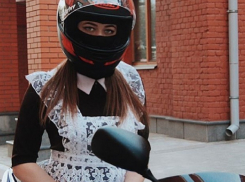 Байкерша в коротком школьном наряде снялась на мотоцикле в Воронеже