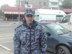 Росгвардеец помог справиться с внезапным приступом жителю Воронежа