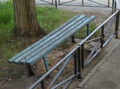 Старая лавочка оказалась заложницей новой ограды в Воронеже 