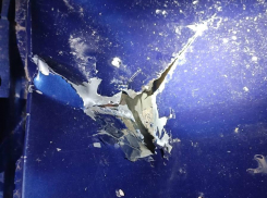 А мог бы и убить: брошенный кирпич разнёс машину в Воронеже, но полиция не нашла виновников