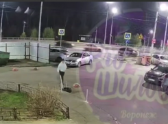 Эпичная встреча машины с забором попала на видео в Воронеже