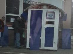 Воронежец запечатлел мужчин, толпящихся около игрового автомата на Газовой
