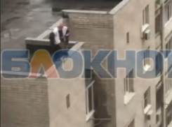 Опасные игры детей на крыше многоэтажки сняли на видео в Воронеже