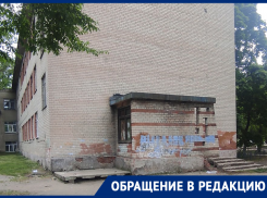 Не ремонтировали со дня открытия: плачевное состояние школы наглядно показали в Воронеже