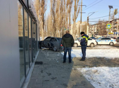Легковушка влетела в ларек с фейерверками в Воронеже