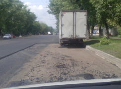 Дорожники замуровали мешавшую ремонту машину в Воронеже