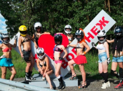 Полуобнаженным фото признались в любви Воронежу девять байкерш