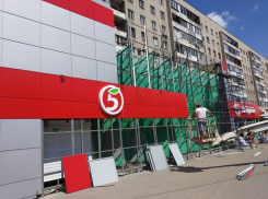 Уродовавший центр Воронежа фасад «Пятерочки» стали разбирать