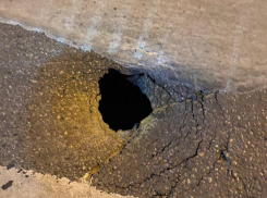 Дыру в никуда заметили на улице в Воронеже