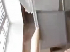 Потолок рухнул на подростков в воронежской школе – опубликовано видео