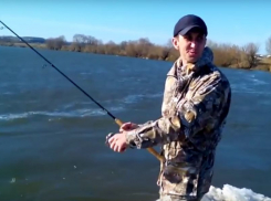 «Блесну утягивает аж до Семилук!» - в Воронеже на видео попал один из первых весенних рыбаков