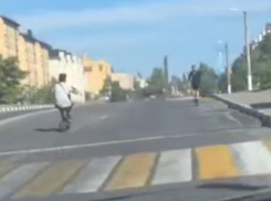 У родителей есть запасные дети: опасные маневры малолетних самокатчиков возмутили воронежцев 