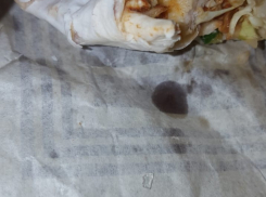 В воронежском гипермаркете покупателю продали шаурму со стеклом