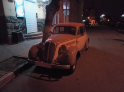 Винтажный автомобиль мафии сфотографировали на дороге в Воронеже