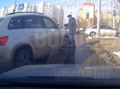 Как не надо делать на переходе, показали в Воронеже 