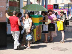 После борьбы с киосками воронежские власти взялись за уличных торговцев квасом