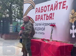 Телеведущий Артем Шейнин трогательно почтил память защитника Донбасса в Воронеже