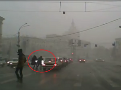 В Воронеже снежная буря отбрасывала пешеходов под машины