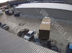 Плачевный итог заноса фуры на покрытой льдом парковке показали на видео в Воронеже