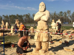 Гигантских богатырей сделали бензопилами под Воронежем