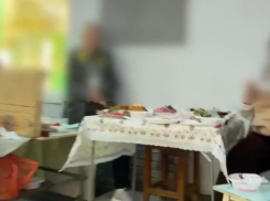 Вечеринку у «Пятерочки» с водочкой и селедочкой показали на видео в Воронеже