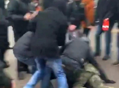 Протестующие отбили задержанного у полиции в Воронеже