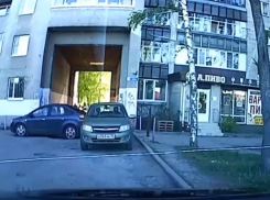 Нелепое ДТП на ровном месте сняли в Воронеже