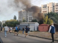 Пожар с черным дымом очаровал толпу детей в Воронеже