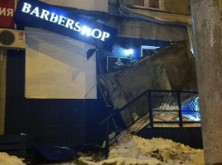 Рухнувший с крыши снег уничтожил барбершоп в Воронеже