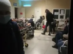 «Многим становилось плохо в очереди»: забитый пациентами холл воронежской больницы показали на видео 
