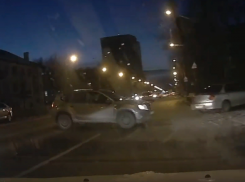 Фееричный уход от невнимательных автомобилистов показали от первого лица в Воронеже 