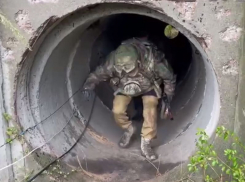 В бетонной трубе и с автоматом заметили депутата Госдумы, родившегося в Воронеже