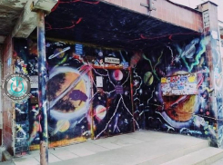 Космический подъезд среди серой реальности появился в Воронеже