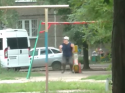 Пожилого воронежца подловили за детским развлечением на качелях