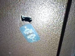 Портит замок и пишет непристойности: буйная бабушка мешает жизни воронежца 