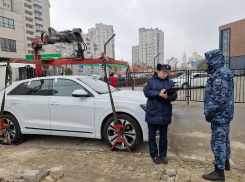 Воронежанка два дня просидела в Audi, чтобы её не увёз эвакуатор 