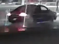 Воронежский автомобилист помыл машину, наворачивая круги по сухому фонтану 